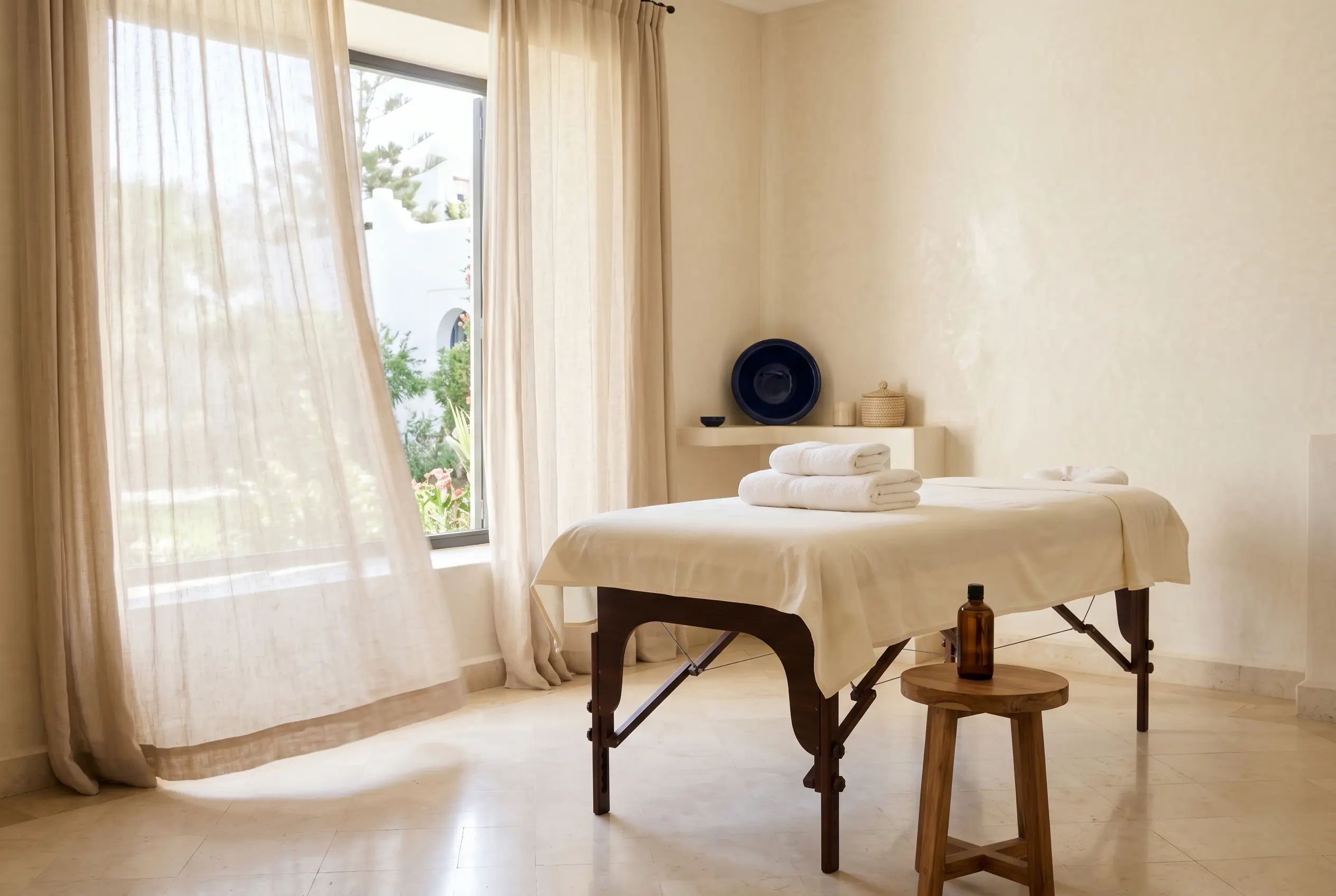 Table de massage propre installée dans une villa à Essaouira